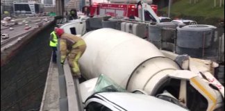 Beton Mikseri Otomobilin Üzerine Devrildi