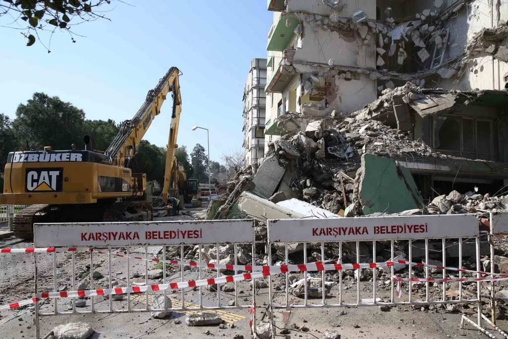 Yan yatan binalarda yıkım işleri