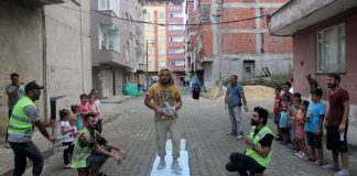 İnşaatta defile yapan işçilere oyunculuk teklifleri yağdı